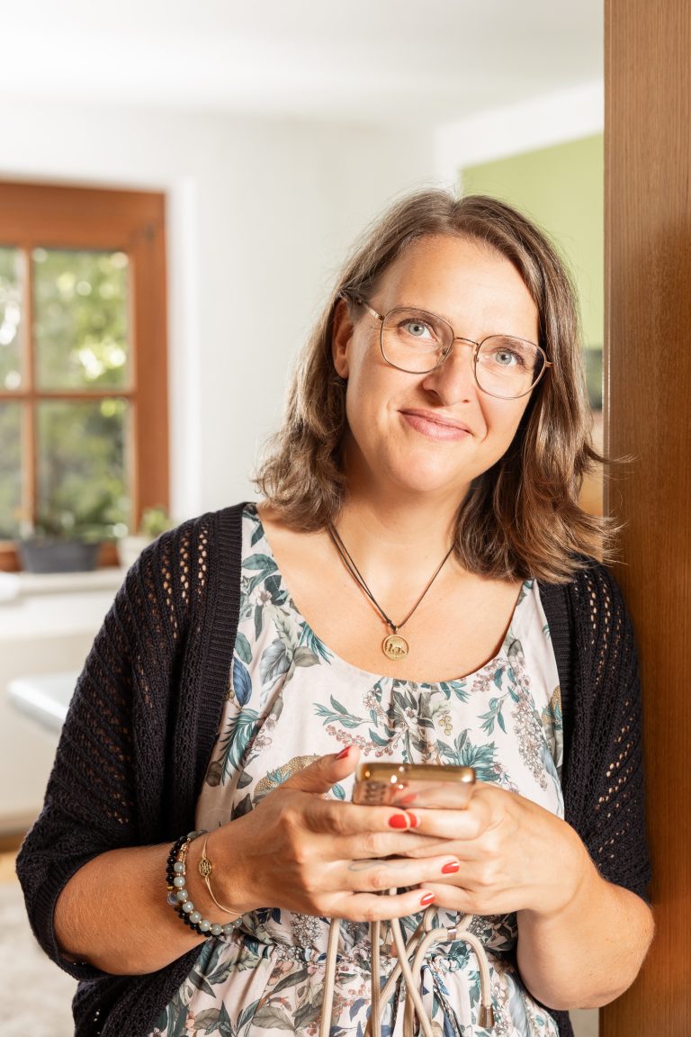 Ganzheitliche Gesundheitsberatung: Caroline Bucklitsch führt eine Vitalstoffmessung durch, um Nährstoffdefizite aufzudecken.